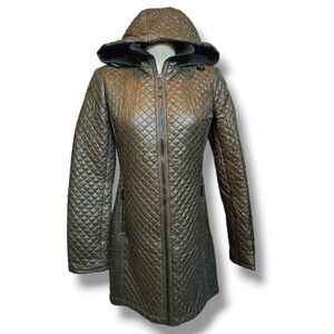 BCBGeneration green quilted long puffer with hood. Unique. Shiny. XS